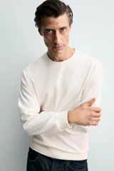 Sudadera de corte regular fit confeccionada en algodón con efecto lavado. Presenta cuello redondo, manga larga y terminaciones en rib.