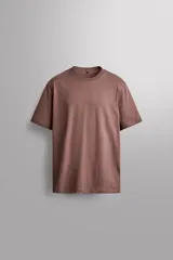Remera regular fit de Zara Athleticz confeccionada en tejido de algodón, color verde militar, con cuello redondo, manga corta y sutil estampado de logo con relieve en el bajo.