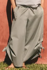 Pantalón culotte de tiro medio con cintura elástica, bolsillos laterales ocultos y bajo con abertura ajustable mediante cordones laterales.