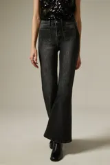 Pantalon de jean gris oscuro, de corte oxford con tiro alto y bolsillos frontales tipo parche.