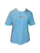 Remera celeste de manga corta con cuello redondo y estampado de tres hongos rojos con lunares blancos y la palabra 'Tuya' debajo.