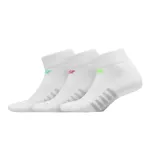 Pack de tres pares de medias deportivas blancas New Balance, con logo en colores verde, rosa y celeste. Cuentan con tecnología NB Dry, paneles de mesh, talón y puntera reforzados y ajuste ceñido en el arco.