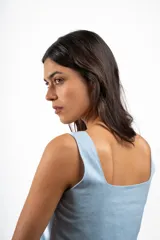 Top corto de lino en color verde menta, con escote cuadrado y diseño sin mangas.