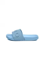 Ojotas tipo slide Umbro para mujer, de color celeste, con tira ancha que incluye el logo de la marca en relieve.