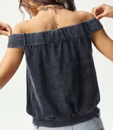 Musculosa de estilo off-shoulder en color gris con efecto lavado. Presenta un detalle de tachas metálicas cuadradas en el borde superior y un escote profundo con drapeado frontal.