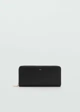 Billetera rectangular de gran tamaño con acabado efecto safiano, cierre de cremallera perimetral y logo de la marca en relieve en la parte frontal. Cuenta con múltiples ranuras para tarjetas y compartimentos interiores.