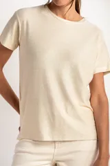 Remerón de manga corta, cuello redondo y calce oversize, en tejido de punto con brillo sutil.