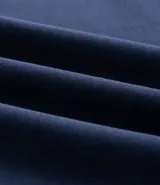 Remera deportiva de manga corta y cuello redondo, confeccionada en tejido tech fleece con tecnología dry que facilita la transpiración y el secado rápido. Presenta un corte comfort holgado y diseño liso sin estampas.