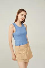 Musculosa celeste de algodón con cuello redondo y corte ajustado.