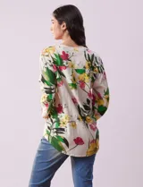 Blusa de lino estampada con flores, marca Cupio. Tiene cuello a la base, escote en V, abertura con botones, bolsillo en la delantera y mangas 3/4 regulables con presilla y botón.