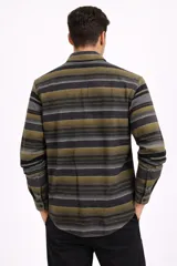 Camisa de algodón de manga larga con diseño de rayas horizontales en tonos verdes, negros y grises, corte holgado, cuello camisero y bolsillos frontales con solapa y botones.