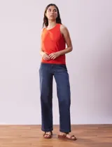 Musculosa tejida color naranja, de hilado fino y cuello redondo.