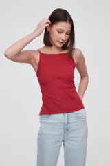 Top de punto acanalado color rojo, con breteles finos, escote recto y ajuste al cuerpo.