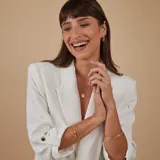 Esclava rígida tipo bombé de diseño minimalista, fabricada en oro 18k con acabado pulido brillante.