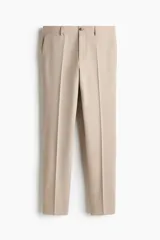 Pantalón sastrero de corte ajustado en tejido suave, con pliegues frontales, cierre de botón, bolsillos laterales y bolsillos traseros ribeteados con botón.