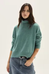 Polera de tejido de punto color azul, con cuello alto, manga larga y puños acanalados.