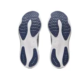 Championes de running Asics modelo Gel-Nimbus 25, color gris con detalles en azul marino y suela blanca. Incorporan tecnología PureGEL y espuma FF BLAST PLUS ECO para una amortiguación superior, con un diseño de parte superior y cuello optimizado para un ajuste cómodo.