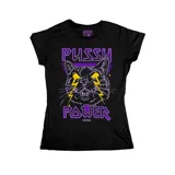 Remera de corte entallado color negro, con estampa frontal gráfica de un gato con rayos amarillos y texto en tonos violeta.