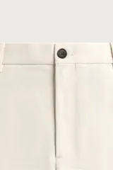 Pantalón straight fit color marrón oscuro, confeccionado en tejido compacto de algodón con estructura twill, bolsillos frontales, bolsillos traseros de vivo con botón y cierre frontal con cremallera y botón.