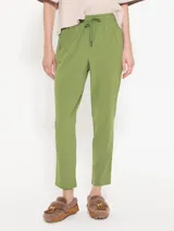 Babucha verde con cintura elastizada y lazo de cinta valenciana a tono. Tiene bolsillos laterales en el delantero y un fit cómodo.