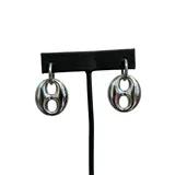 Aros tipo argolla pequeña de acero con dije colgante en forma de eslabón ovalado estilo marinero.