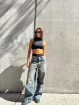 Pantalón de jean celeste con efecto desgastado, corte amplio y tiro alto.