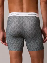 Pack de tres bóxers Calvin Klein Icon Cotton Stretch, confeccionados en mezcla de algodón supersuave y elastano. Incluye un bóxer liso de color negro, uno con estampado geométrico de monogramas en tonos verdes y azulados, y uno liso en color verde menta. Todos cuentan con cintura elástica con logo de la marca.