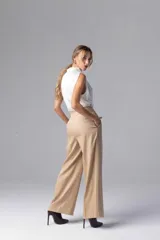 Pantalón de vestir color beige, de corte palazzo y tiro alto, con pinzas delanteras y botón decorativo en la cintura.