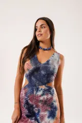 Vestido largo batik con escote en V, sin mangas y corte en la cintura.