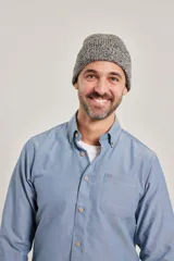 Gorro tipo fishman de tejido de punto melange, color gris jaspeado con detalles en azul.