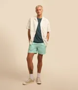 Bermuda masculina básica color verde menta, confeccionada en microfibra liviana, con cintura elástica con cordón para ajuste y aberturas laterales en los bajos.