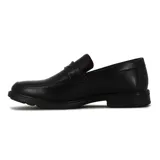 Mocasín de cuero negro con detalle de vincha en el empeine y suela plana.