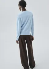 Jersey de punto fino con cuello redondo y manga larga, confeccionado en lana pura con diseño recto.