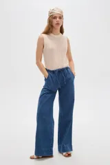 Pantalón de jean azul de corte recto, tiro medio, con cintura elástica con cordón de ajuste y bolsillos laterales.