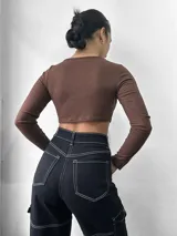 Top manga larga de morley o lanilla, con escote en V y frunce regulable en el centro.