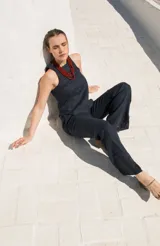 Top sin mangas de lino, con cuello redondo y cierre posterior mediante tres lazos. Diseño minimalista y versátil.