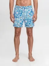 Short de baño de corte regular, color blanco con estampado en tonos azules de inspiración marina con langostas, peces y palmeras. Cuenta con cintura elástica con cordón ajustable.