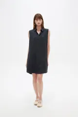 Vestido corto azul marino de lyocell, sin mangas, holgado y con cuello camisero.
