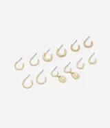 Kit de seis pares de caravanas de aro en color dorado, fabricadas en metal reciclado. El conjunto incluye aros de tamaño pequeño con variadas texturas: diseños trenzados, lisos de distintos espesores y un par con dije colgante ovalado texturizado.