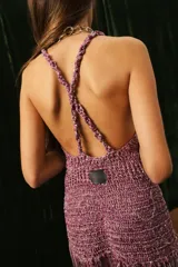 Vestido midi de crochet con hilos de lurex y flecos largos colgantes, de tirantes y diseño recto.