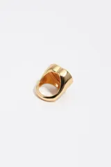 Anillo de metal plateado con diseño de corazón. Presenta un centro esmaltado en color rosado y un borde con letras de colores y detalles grabados.
