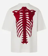 Remera overboxy de manga corta con cuello redondo y estampado de esqueleto en la espalda.