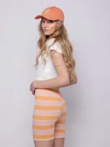 Calza ciclista verde con rayas horizontales en tonos verde claro y beige.