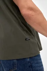 Remera de manga corta color bordó, confeccionada en algodón pesado con textura suave y calce relajado. Presenta un pequeño bordado de la marca en el pecho.