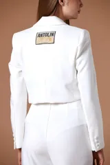 Pantalón de vestir blanco de corte sastrero, con silueta amplia de pierna recta y cintura alta.