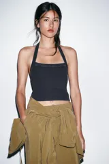 Top blanco de tejido acanalado, corte ajustado, con escote cuadrado y cuello halter ancho.