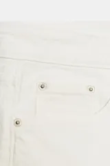 Bermuda de jean tiro medio, con diseño de cinco bolsillos, trabillas para cinto y cierre frontal con cremallera y botón.