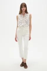Pantalon jean de corte recto y tiro alto, color blanco, con bolsillos laterales y traseros.