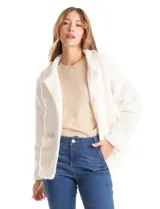 Sobrecamisa de tejido sherpa color blanco, con cuello solapa, cierre frontal con botones y bolsillos delanteros.