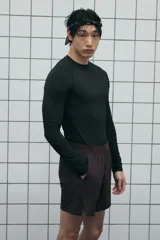 Remera deportiva de manga larga raglán con cuello redondo, confeccionada en tejido funcional DryMove con tecnología de compresión para soporte muscular y costuras planas antifricción.